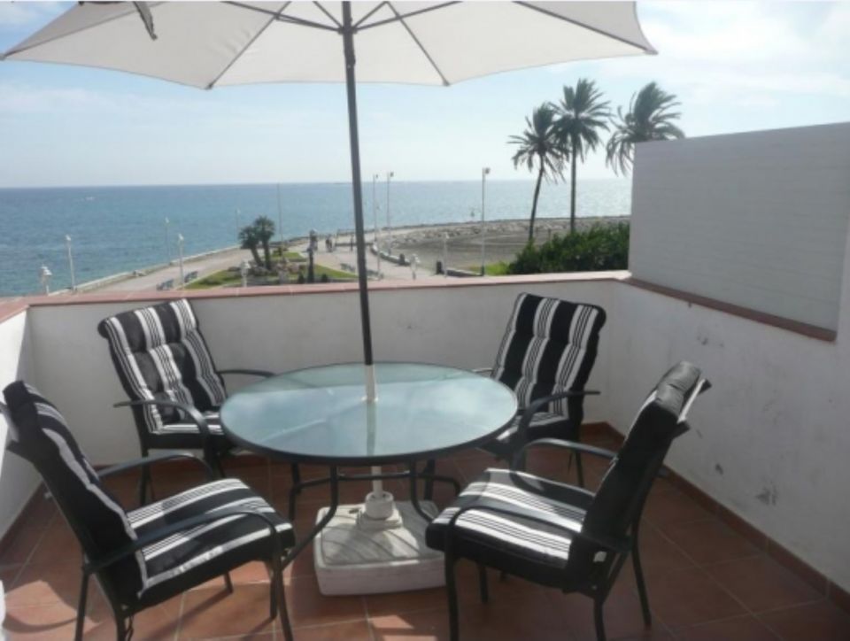 Dreistöckiges Ferienhaus direkt am Strand von Málaga, El Palo, zu vermieten